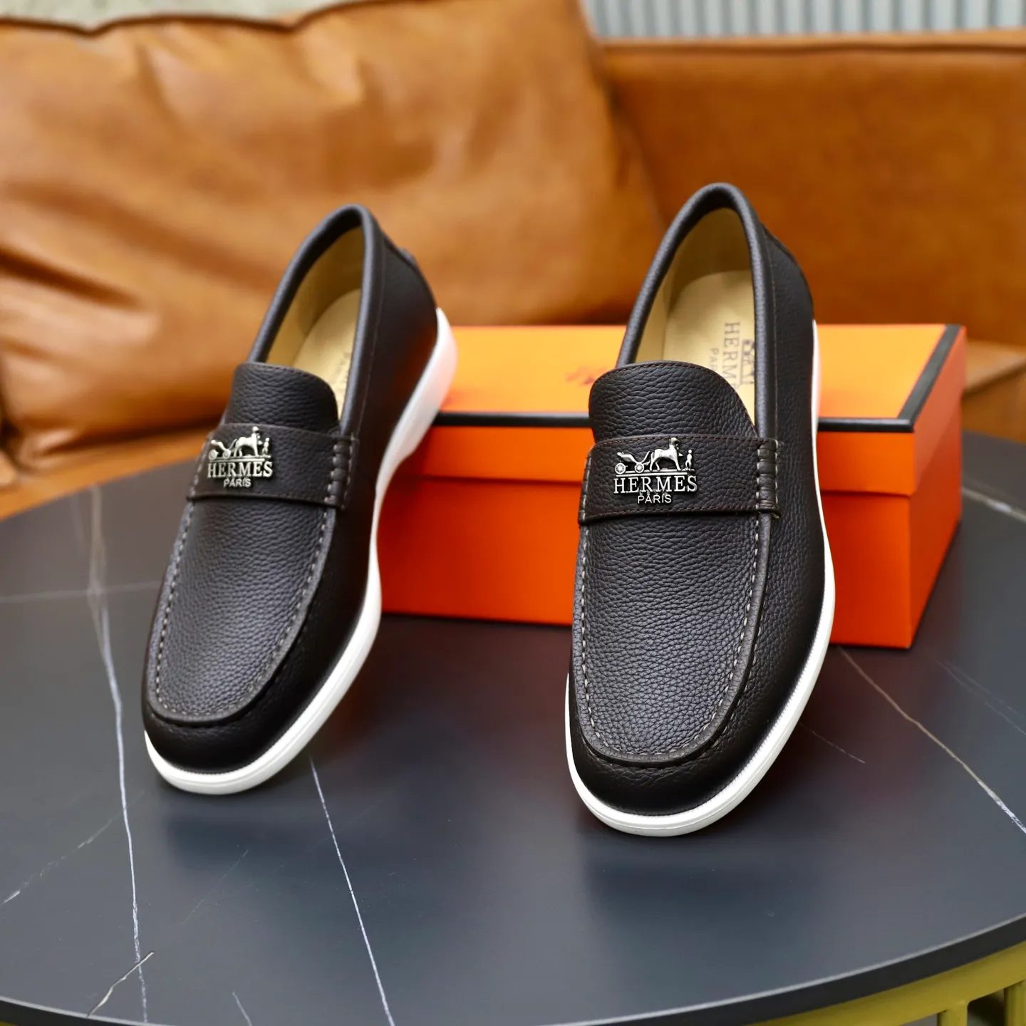 Ex-factory price: 560💰Hermès/Hermès slip-on men's shoes. This shoe is made of imported pebbled cowhide. It has simple and smooth lines and is combined with aerodynamically designed 3CM rubber foam ultra-light soles! Youthful and fashionable, classic H-shaped hardware buckle decoration, calf lining gently wraps the feet, with logo cowhide feet, casual and urban style, highlighting youthful vitality, sports and leisure version, super versatile, code number: 38-39-40-41-42-43-44 standard leather shoe size (45 can be customized but does not support returns)